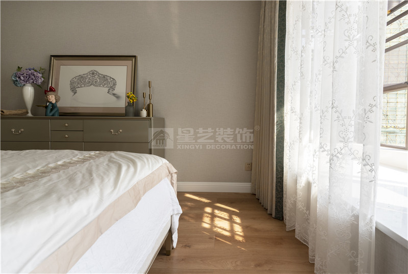 翡翠時光240平復(fù)式臥室裝修實(shí)景圖